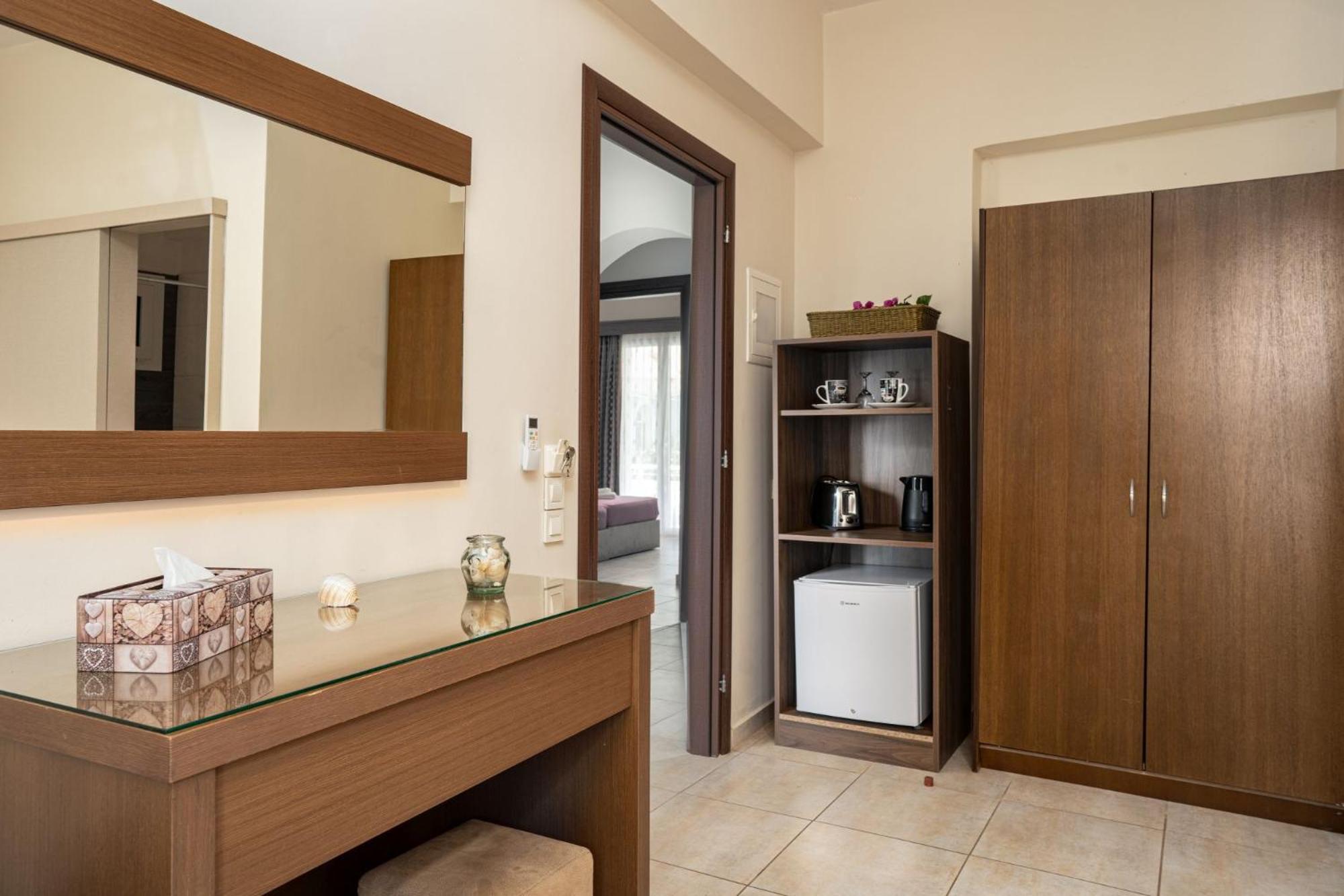 Stathis Beachfront Luxury Rooms Kalamaki  Exterior photo