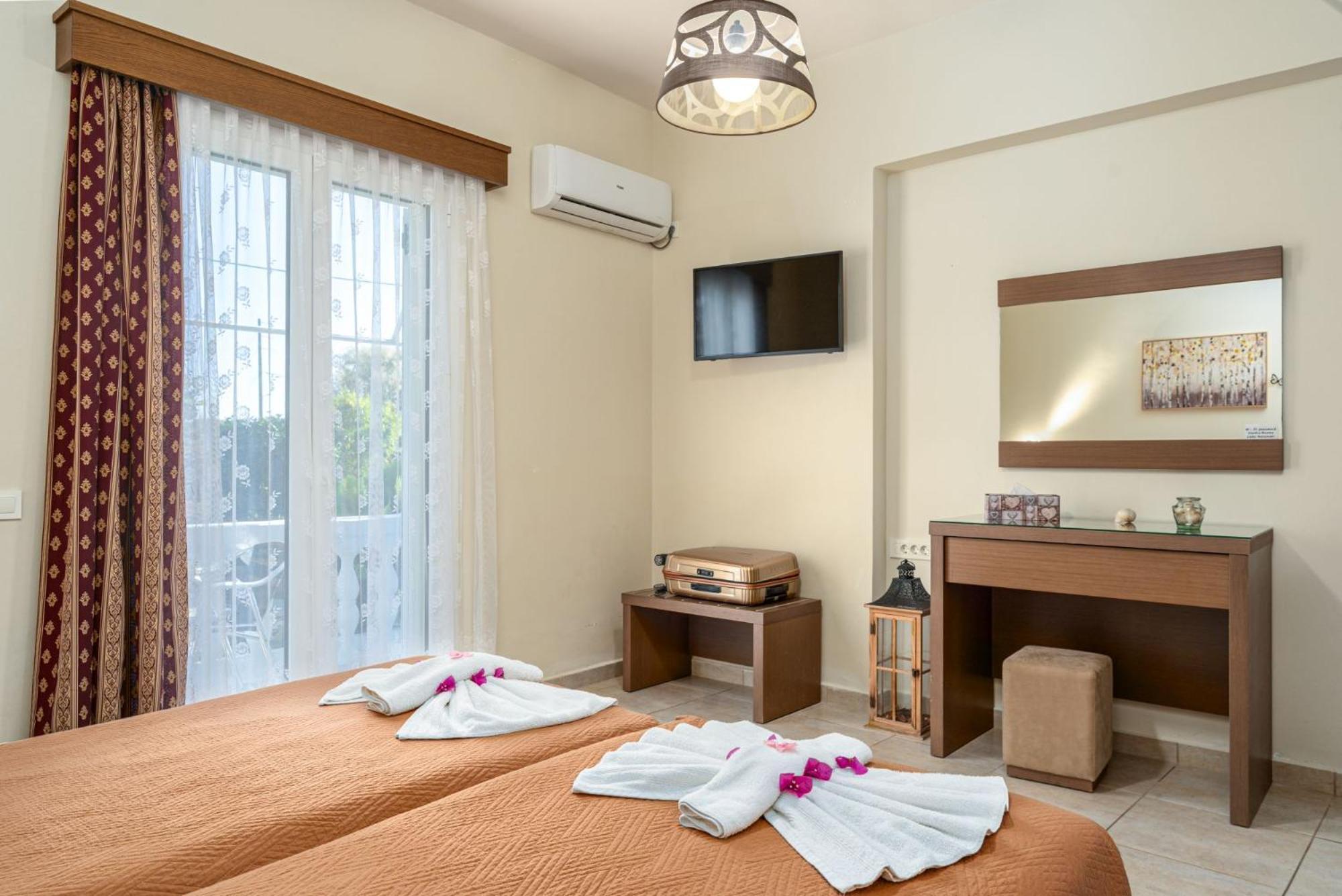 Stathis Beachfront Luxury Rooms Kalamaki  Exterior photo