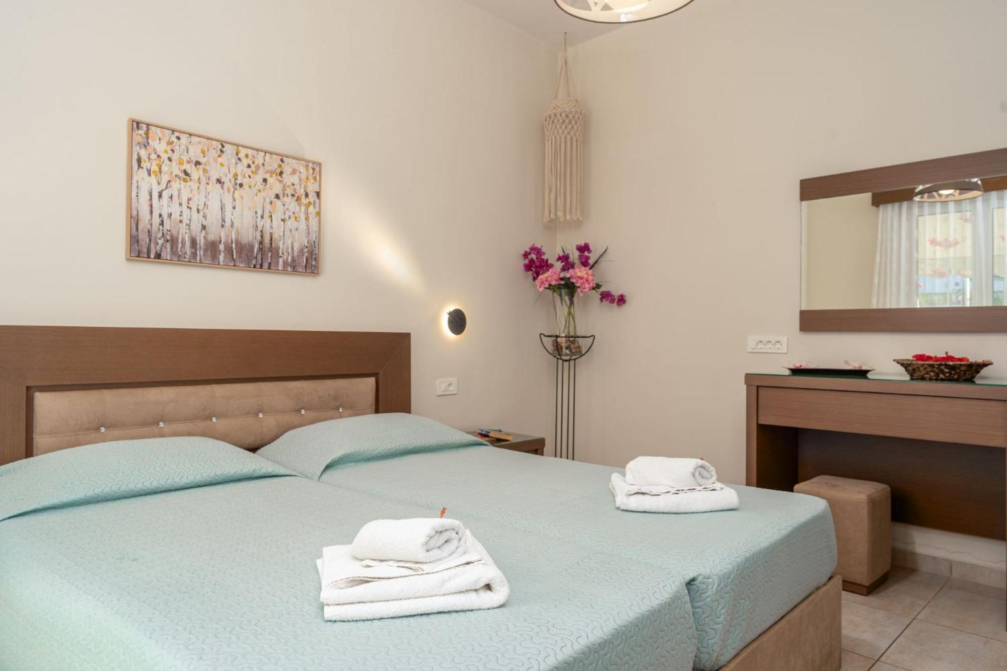 Stathis Beachfront Luxury Rooms Kalamaki  Room photo