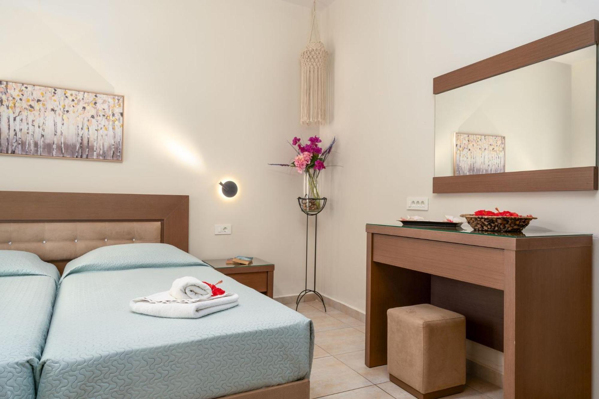 Stathis Beachfront Luxury Rooms Kalamaki  Exterior photo