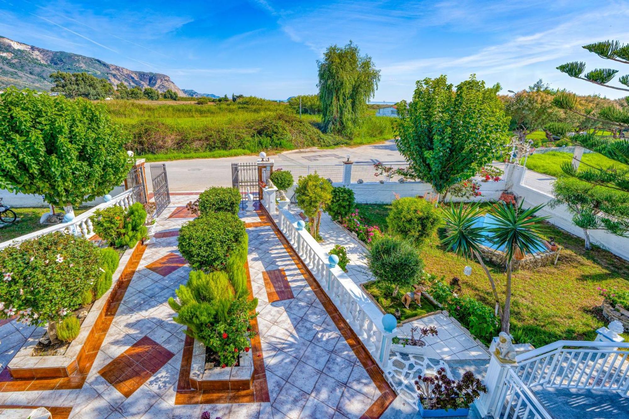 Stathis Beachfront Luxury Rooms Kalamaki  Exterior photo
